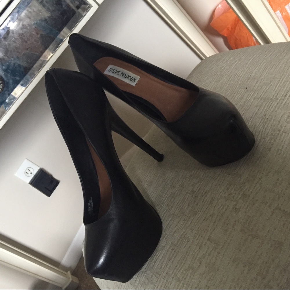 Steve Madden Dejavu Black Pumps